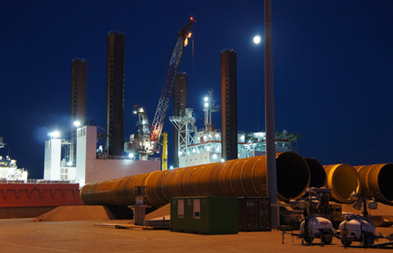 Steel for sea: Monopiles await transport offshore on the MPI Discovery
