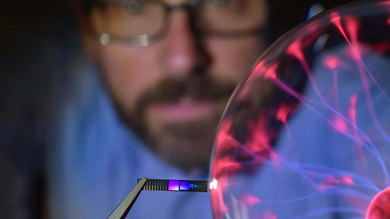 Sandia National Laboratories physicist Paul Davids with the infrared rectenna (Credit: Randy Montoya/ Sandia National Laboratories)