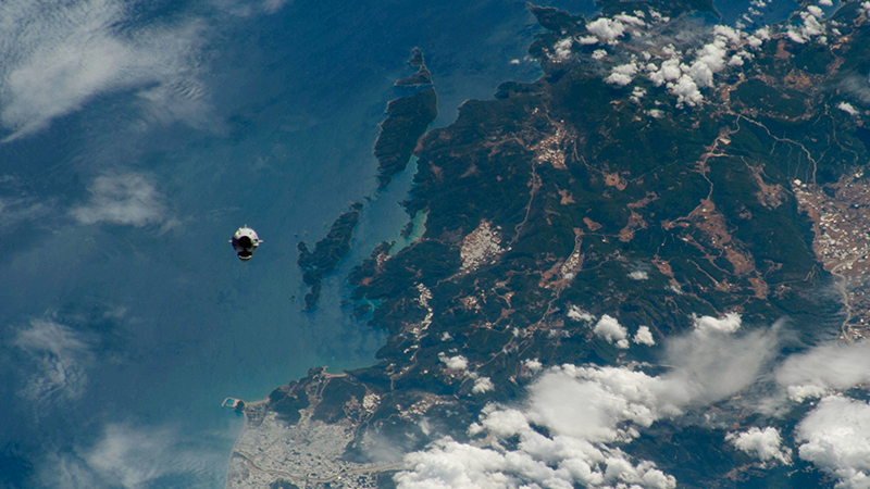 The SpaceX Dragon Endeavour capsule approaches the International Space Station over Turkey (Credit: NASA)