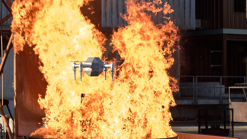 Thanks to its insulating jacket made of aerogel, the FireDrone can fly into and collect data from extremely hot fires (Credit: Empa)