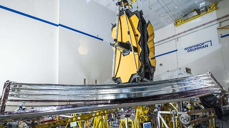 2020年12月在地球上进行最后一次部署测试时，在望远镜下看到的遮阳板(图片来源:NASA/ Chris Gunn)