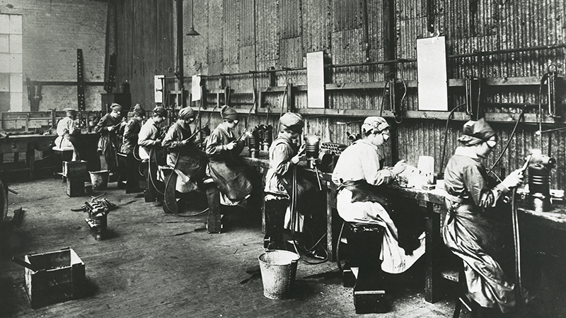 Women build the Napier aero engine during the First World War 