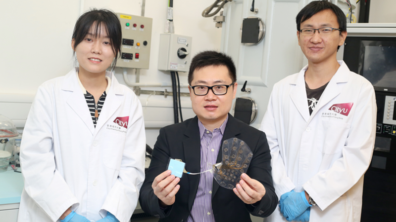 于新阁博士(中)和他的研究团队，包括吴孟阁(左)和周景坤(右)，开发了WeTac触觉系统(来源:香港城市大学)