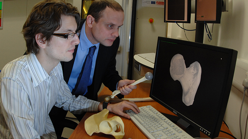 Researchers investigate a scan of the hip prosthetic (Credit: WMG/ University of Warwick)