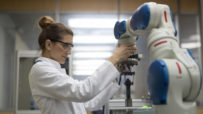 Robotics head urges manufacturers to embrace automation