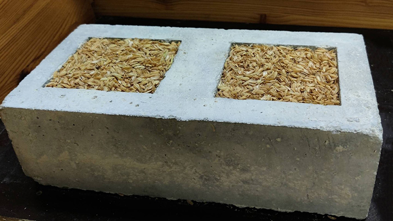A concrete component made of recycled aggregates and rice husk ash, with rice straw insulation (Credit: Fraunhofer WKI) 