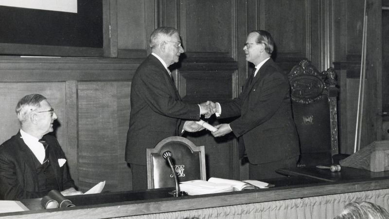 Sir Barnes Wallis receiving his award