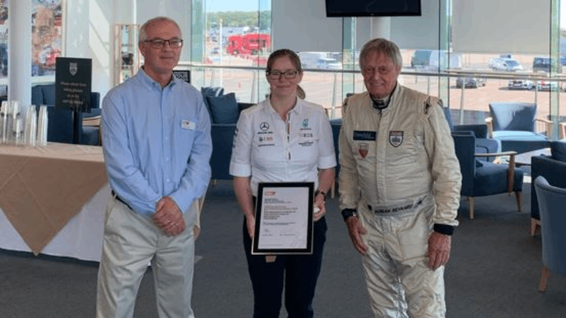 Rosie Wait con la Medalla IMechE Motorsports de Adrian Reynard