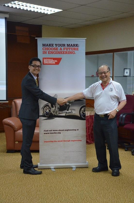 Ir. Professor. Dr. Ong Kok Seng presenting a pull-up banner to ALO, Dr. Chan Keng Wai